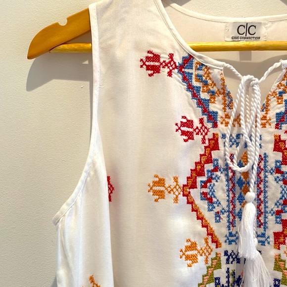 NWOT Chic Connection Women’s Lined White Embroidered Dress. Multicoloure… - Picture 2 of 6